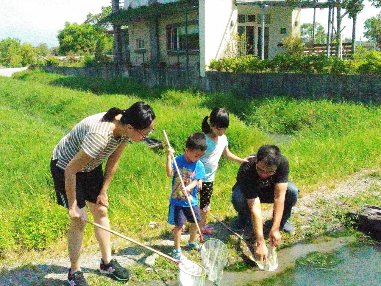 台灣宜蘭米修民宿鄰近柯林湧泉與安農溪,適合親子生態教育與觀察的豐富湧泉渠道溝圳