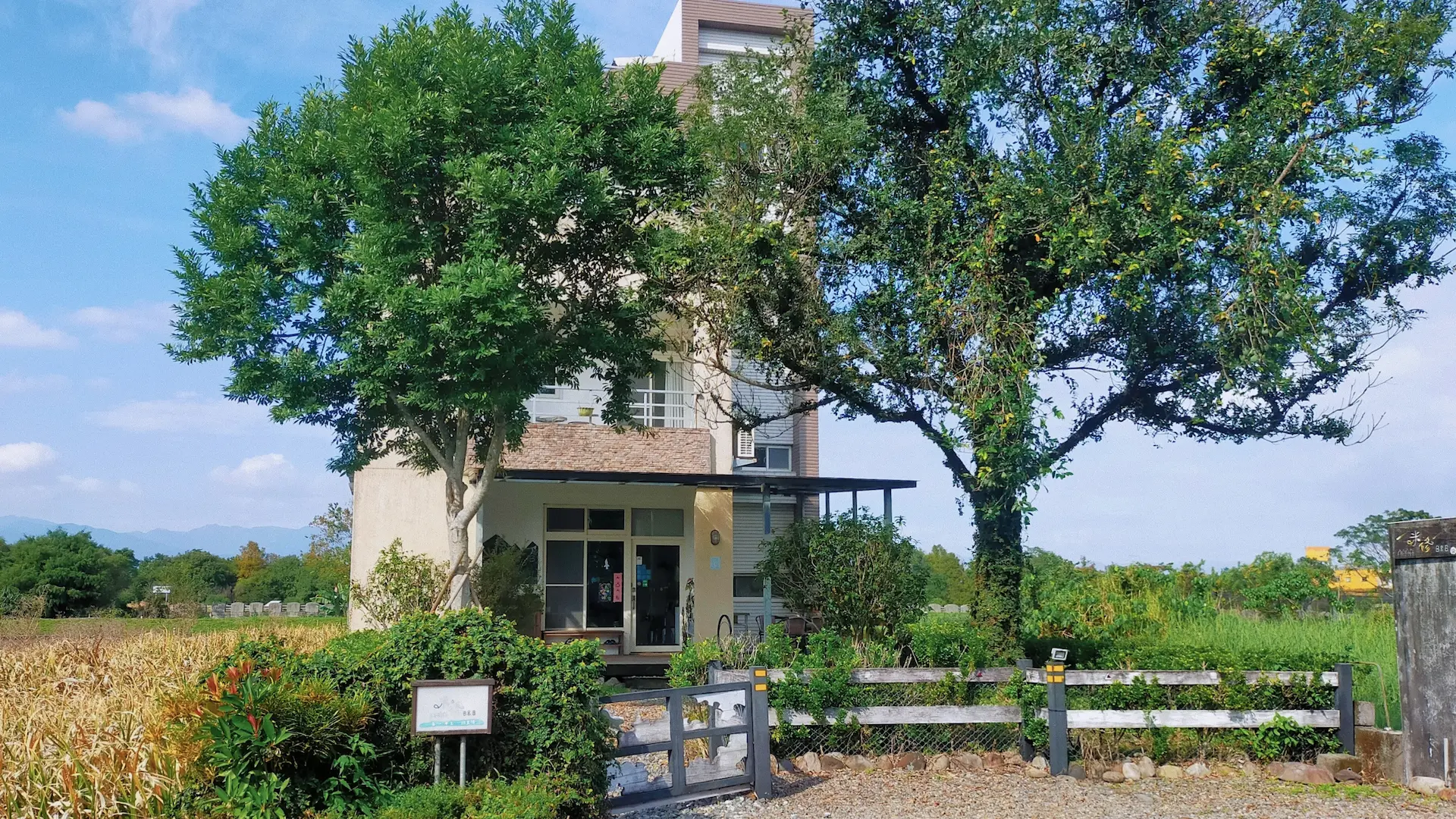 台灣宜蘭 (Taiwan, Yilan) 鄰近羅東與三星鄉安農溪畔的米修 B&B 民宿外觀,充滿綠意的花園與手作招牌,提供溫馨的包棟、微型包棟及單間慢活住宿體驗