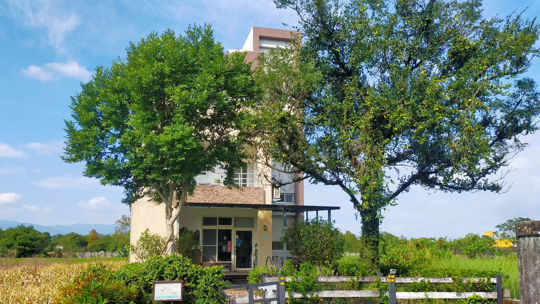 宜蘭の木々と田園に囲まれた米修B&B。