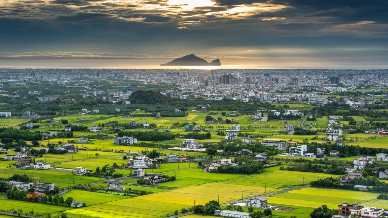 田園、市街地、海、亀山島を望む宜蘭のパノラマ風景。